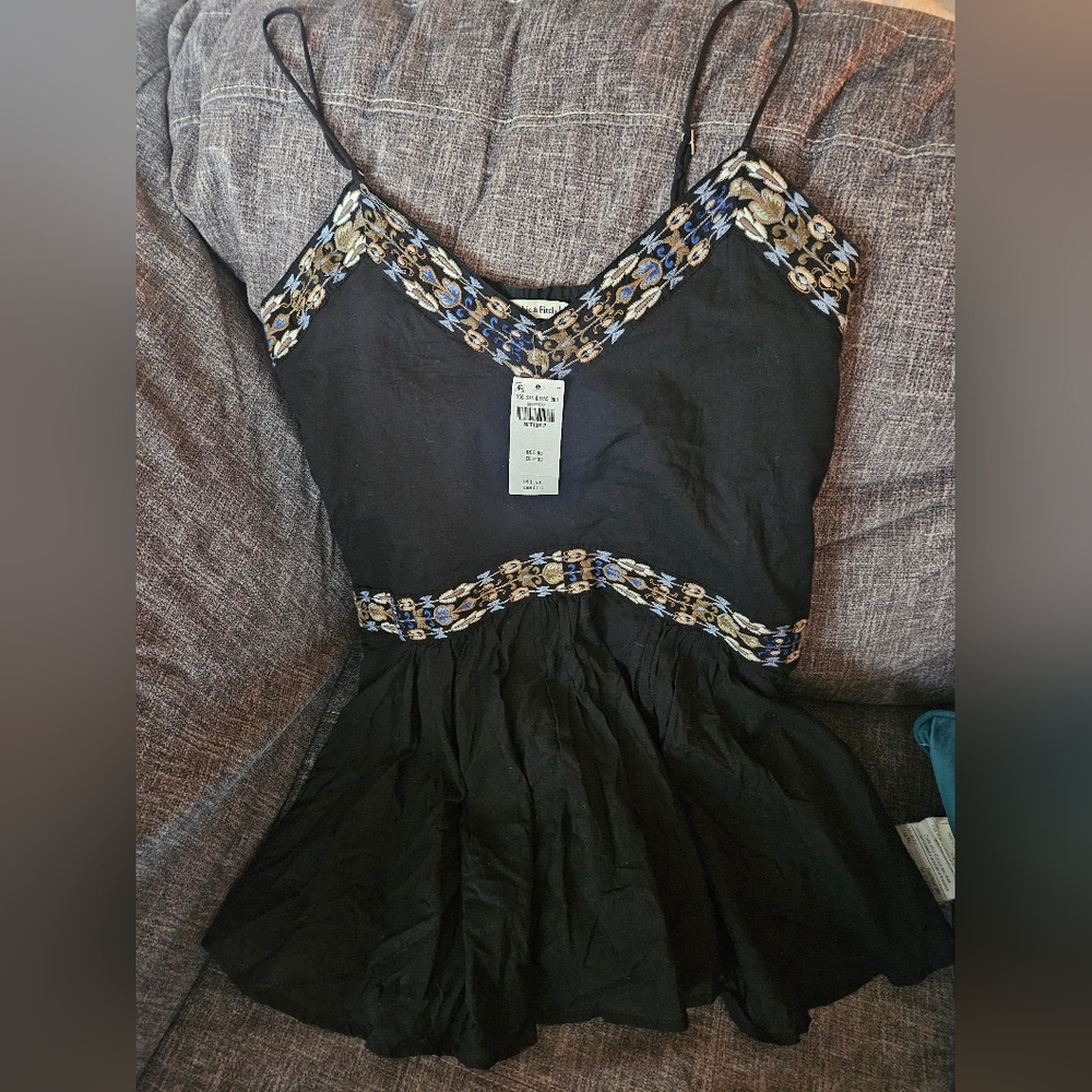 NWT - Abercrombie & Fitch V-Neck Flowy Mini Skort. Medium. 17ptp